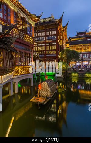 Shanghai, Cina - 22 maggio 2018: Vecchia strada vicino al giardino Yuyuan (Giardino della felicità) nel centro di Shanghai Foto Stock