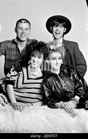 Il team di relatori per il nuovo show televisivo 'The Tube', Muriel Gray, Michel Cremona, Nick Laird-Clowes e Gary James. 16th gennaio 1983. Foto Stock