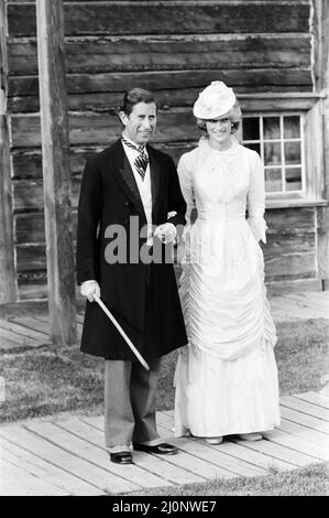 Tour del Canada del Principe e della Principessa del Galles nel giugno 1983. Il principe Carlo e la principessa Diana si vestirono in stile edoardiano per una serata Klondike all'Edmonton Park di Edmonton, Alberta. Il principe indossava un cappotto da camice e la principessa un abito in stile 1878 per un cabaret 'naughty' che prese la coppia reale di nuovo ai giorni della corsa all'oro. 29th giugno 1983. Foto Stock