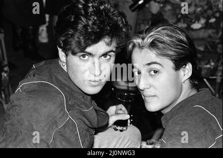 Nuova sensazione pop Wham! Foto in concerto ad Aberdeen, Scozia. Questa è stata la loro prima apparizione dal vivo ed è stata parte del loro Club Fantastic Tour. 9th ottobre 1983. Foto Stock