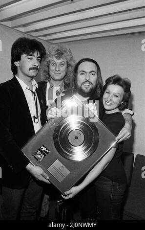 Le star pop di Midland Slade hanno sollevato £385 quando sono comparse sulla Starship del sabato della Central TV e hanno messo all'asta una copia del disco d'oro di Slade Smash Hits, in aiuto dell'appello della carestia etiope. Slade's Dave Hill e Noddy Holder sono raffigurati con il fan Frances Tucker di Rushden. 1st dicembre 1984. Foto Stock