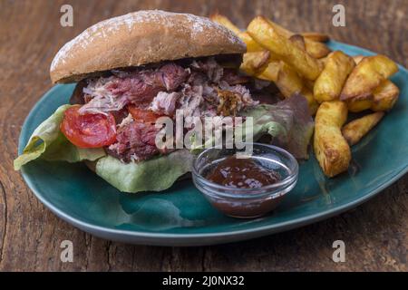 Hamburger di maiale tirato mit Pommes Frites Foto Stock