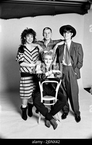 Il team di relatori per il nuovo show televisivo 'The Tube', Muriel Gray, Michel Cremona, Nick Laird-Clowes e Gary James. 16th gennaio 1983. Foto Stock