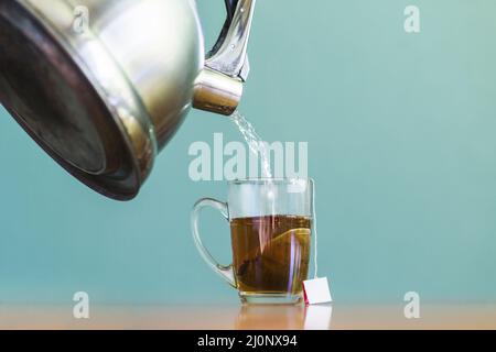 Versare acqua in una tazza di tè di vetro. Alta qualità e risoluzione bellissimo concetto di foto Foto Stock