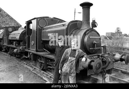 The Inwell, una locomotiva a canotta a sella Hudswell Clarke 0-4-0 del 1937 28th marzo 1983. Dietro ogni grande motore deve essere un grande team. Nel caso di Insell quello è Graham Nedfear, sulla sinistra con Richard Charlton Foto Stock