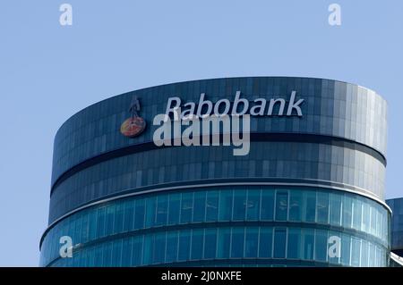 Utrecht, Paesi Bassi - 3 marzo 2022: Cima della moderna torre per uffici del Rabobank con logo Foto Stock