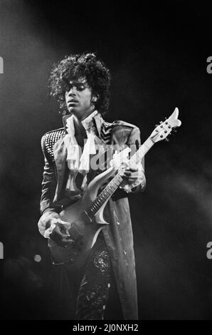 Prince si esibisce sul palco alla Joe Louis Arena, Chicago, 11th novembre 1984. Tour della pioggia viola Foto Stock