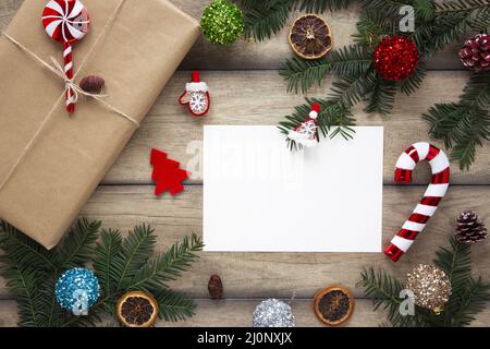 Regalo avvolto accanto al mock up carta. Alta qualità e risoluzione bellissimo concetto di foto Foto Stock