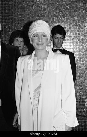 Barbra Streisand partecipa al Royal Charity Premiere di Yentl al Leicester Square Theatre. Yentl è un film di dramma musicale romantico americano del 1983 diretto, co-scritto, co-prodotto e interpretato da Barbra Streisand basato sul gioco dello stesso nome di Leah Napolin e Isaac Bashevis Singer, a sua volta basato sulla breve storia di Singer 'Yentl the Yeshiva Boy'. Foto scattata il 29th marzo 1984 Foto Stock