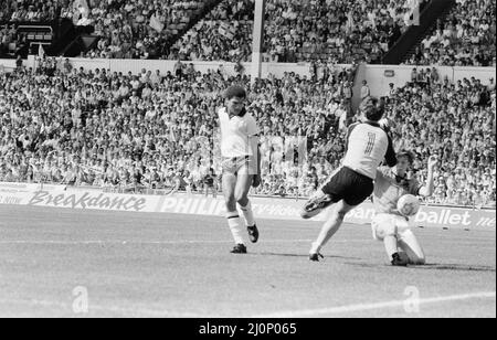 Inghilterra contro Olanda Schoolboy International al Wembley Stadium, sabato 9th giugno 1984. Mark Burke di Aston Villa segna un cappello-trucco. Foto Stock