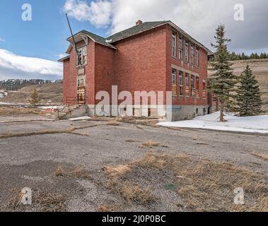 Scuola abbandonata a Coleman nel Crowsnest Pass in Alberta, Canada Foto Stock
