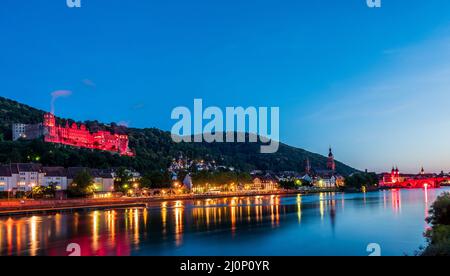 Vista panoramica del centro storico di Heidelberg e delle rovine del castello di Heidelberg Foto Stock