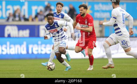 Duisburg, Germania. 20th Mar, 2022. Primo: 03/20/2022 Fuvuball, football, 3rd Bundesliga, stagione 2021/2022, MSV Duisburg - FSV Zwickau duelli, John Yeboah contro Marco Schikora credito: dpa/Alamy Live News Foto Stock