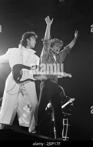 Pop gruppo Wham! In concerto a Whitley Bay. Dicembre 1984. Pop gruppo Wham! In concerto alla pista di pattinaggio su ghiaccio Whitley Bay. L'apertura del Big Tour. 4th dicembre 1984. Foto Stock