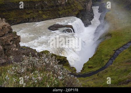 Pittoresco pieno di acqua grande cascata Gullfoss vista autunno, sud-ovest Islanda. Foto Stock