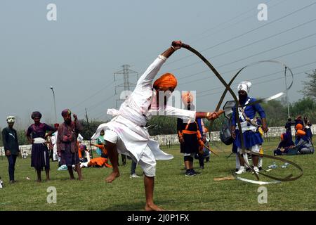 Anandpur Saheb Punjabi India 19 ,March ,2022,Sikh Comminity Playing Colorfull Holi in Hola Mohalla Festival -così è nato Hola Mohalla partecipazione a Horse Race durante l'enorme Gathring ('hola' significa carica militare e 'mohalla' sta per processione). In Anandpur Saheb Punjab India Sabato 19-03-2022, (Foto di Ravi Batra/sipa USA ) RB 03192022 Foto Stock