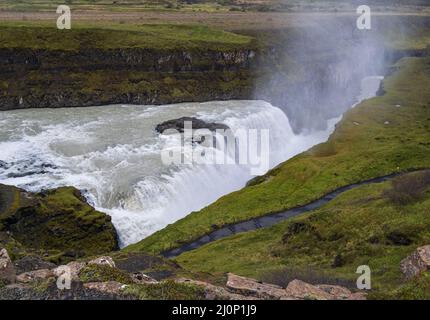 Pittoresco pieno di acqua grande cascata Gullfoss vista autunno, sud-ovest Islanda. Foto Stock