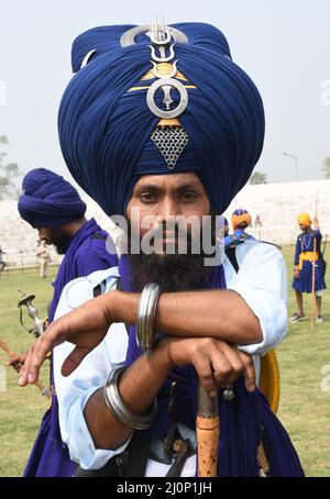 Anandpur Saheb Punjabi India 19 ,March ,2022,Sikh Comminity Playing Colorfull Holi in Hola Mohalla Festival -così è nato Hola Mohalla partecipazione a Horse Race durante l'enorme Gathring ('hola' significa carica militare e 'mohalla' sta per processione). In Anandpur Saheb Punjab India Sabato 19-03-2022, (Foto di Ravi Batra/sipa USA ) RB 03192022 Foto Stock