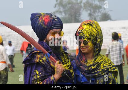 Anandpur Saheb Punjabi India 19 ,March ,2022,Sikh Comminity Playing Colorfull Holi in Hola Mohalla Festival -così è nato Hola Mohalla partecipazione a Horse Race durante l'enorme Gathring ('hola' significa carica militare e 'mohalla' sta per processione). In Anandpur Saheb Punjab India Sabato 19-03-2022, (Foto di Ravi Batra/sipa USA ) RB 03192022 Foto Stock