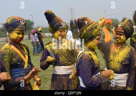 Anandpur Saheb Punjabi India 19 ,March ,2022,Sikh Comminity Playing Colorfull Holi in Hola Mohalla Festival -così è nato Hola Mohalla partecipazione a Horse Race durante l'enorme Gathring ('hola' significa carica militare e 'mohalla' sta per processione). In Anandpur Saheb Punjab India Sabato 19-03-2022, (Foto di Ravi Batra/sipa USA ) RB 03192022 Foto Stock