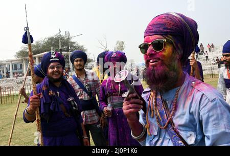 Anandpur Saheb Punjabi India 19 ,March ,2022,Sikh Comminity Playing Colorfull Holi in Hola Mohalla Festival -così è nato Hola Mohalla partecipazione a Horse Race durante l'enorme Gathring ('hola' significa carica militare e 'mohalla' sta per processione). In Anandpur Saheb Punjab India Sabato 19-03-2022, (Foto di Ravi Batra/sipa USA ) RB 03192022 Foto Stock