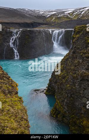 Pittoresca cascata Sigoldufoss vista autunno. Stagione che cambia nelle Highlands meridionali dell'Islanda. Foto Stock