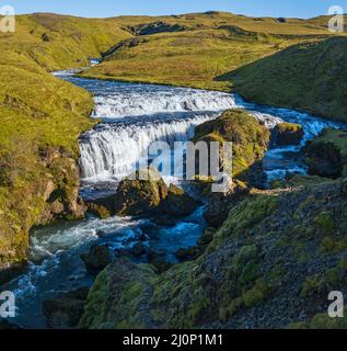 Pittoresca cascata Fostorfufoss vista autunno, sud-ovest Islanda. Foto Stock