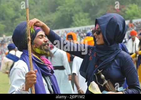 Anandpur Saheb Punjabi India 19 ,March ,2022,Sikh Comminity Playing Colorfull Holi in Hola Mohalla Festival -così è nato Hola Mohalla partecipazione a Horse Race durante l'enorme Gathring ('hola' significa carica militare e 'mohalla' sta per processione). In Anandpur Saheb Punjab India Sabato 19-03-2022, (Foto di Ravi Batra/sipa USA ) RB 03192022 Foto Stock