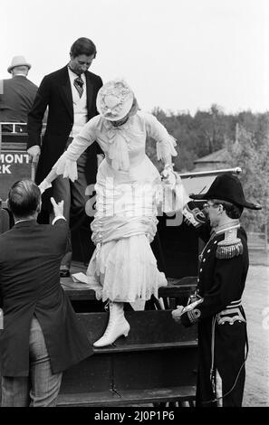 Tour del Canada del Principe e della Principessa del Galles nel giugno 1983. Il principe Carlo e la principessa Diana si vestirono in stile edoardiano per una serata Klondike all'Edmonton Park di Edmonton, Alberta. Il principe indossava un cappotto da camice e la principessa un abito in stile 1878 per un cabaret 'naughty' che prese la coppia reale di nuovo ai giorni della corsa all'oro. 29th giugno 1983. Foto Stock