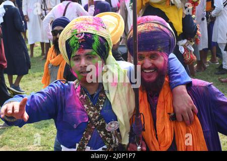 Anandpur Saheb Punjabi India 19 ,March ,2022,Sikh Comminity Playing Colorfull Holi in Hola Mohalla Festival -così è nato Hola Mohalla partecipazione a Horse Race durante l'enorme Gathring ('hola' significa carica militare e 'mohalla' sta per processione). In Anandpur Saheb Punjab India Sabato 19-03-2022, (Foto di Ravi Batra/sipa USA ) RB 03192022 Foto Stock