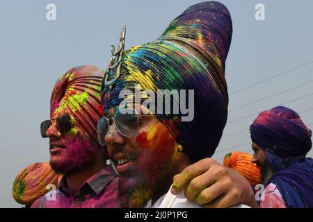 Anandpur Saheb Punjabi India 19 ,March ,2022,Sikh Comminity Playing Colorfull Holi in Hola Mohalla Festival -così è nato Hola Mohalla partecipazione a Horse Race durante l'enorme Gathring ('hola' significa carica militare e 'mohalla' sta per processione). In Anandpur Saheb Punjab India Sabato 19-03-2022, (Foto di Ravi Batra/sipa USA ) RB 03192022 Foto Stock