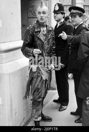 Interrompere la dimostrazione della città. Poliziotti di dirigere un dimostratore punk dove andare al di fuori della Banca d'Inghilterra. 27 Settembre 1984 Foto Stock