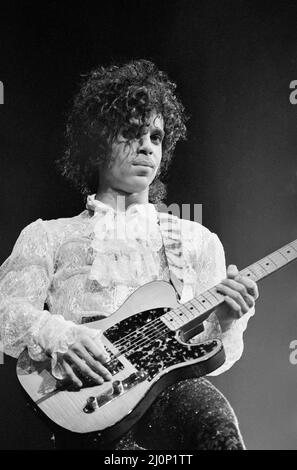 Prince che si esibisce sul palco alla Joe Louis Arena, Chicago 11th novembre 1984, The Purple Rain Tour. Foto Stock