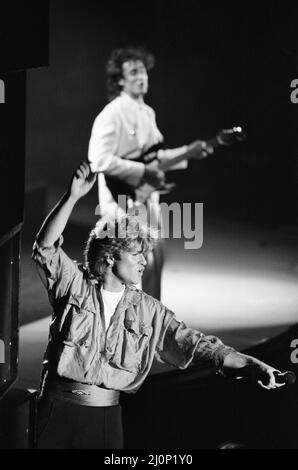 Pop gruppo Wham! In concerto a Whitley Bay. Dicembre 1984. Pop gruppo Wham! In concerto alla pista di pattinaggio su ghiaccio Whitley Bay. L'apertura del Big Tour. 4th dicembre 1984. Foto Stock