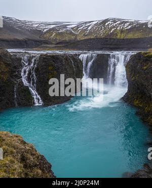 Pittoresca cascata Sigoldufoss vista autunno. Stagione che cambia nelle Highlands meridionali dell'Islanda. Foto Stock