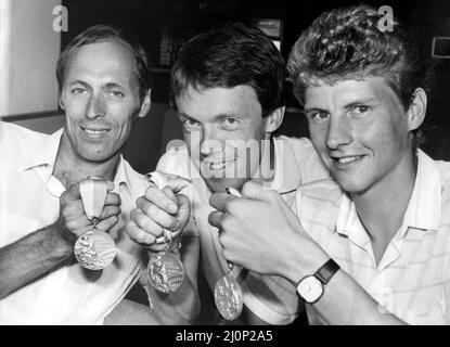 L'atleta Steve Cram Mike McLeod, Charlie Spedding e Steve Cram mostrano le loro medaglie dalle Olimpiadi estive 1984 a Los Angeles 14 agosto 1984 Foto Stock