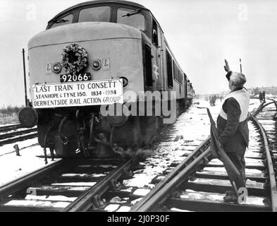 Centinaia di appassionati di ferrovie si sono rivelati un addio al servizio ferroviario Consett-Newcastle il 17th marzo 1984. Il Derwentside Rail Action Group ha deciso di affittare l'ultimo treno e organizzare una festa di addio quando ha imparato la sua campagna per salvare la linea era fallito. John Barron, un vagone ferroviario per 38 anni, addio all'ultimo treno per lasciare Consett Foto Stock