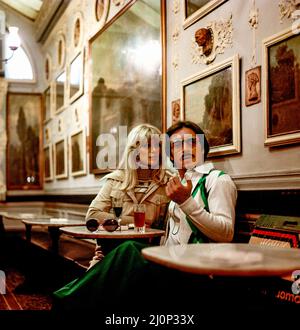 Vintage Rome 1970s, coppia elegante bere un drink all'interno dell'Antico caffè Greco, Italia, Europa, Foto Stock