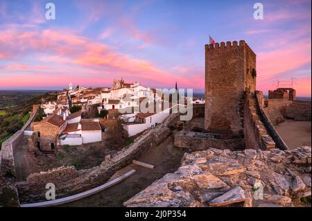 Il borgo medievale di Monsaraz è un'attrazione turistica dell'Alentejo, in Portogallo. Dalle pareti del suo castello si può ammirare un fantastico panoram Foto Stock