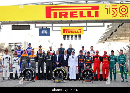 Sakhir, Bahrein. 20th Mar 2022. Stefano Domenicali (ITA) Presidente e Amministratore Delegato di Formula uno; Marco Tronchetti Provera (ITA) Presidente Pirelli; e Mohammed Bin Sulayem (UAE) Presidente FIA con i F1 piloti che festeggiano 150 anni di Pirelli. 20.03.2022. Formula 1 World Championship, Rd 1, Bahrain Grand Prix, Sakhir, Bahrain, Giorno di gara. Il credito fotografico dovrebbe essere: XPB/Press Association Images. Credit: XPB Images Ltd/Alamy Live News Foto Stock