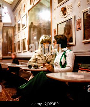 Vintage Rome 1970s, coppia elegante bere un drink all'interno dell'Antico caffè Greco, Italia, Europa, Foto Stock