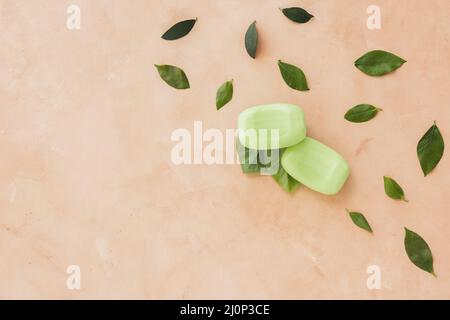 Le saponette lasciano uno sfondo arancione con spazio per la copia. Alta qualità e risoluzione bellissimo concetto di foto Foto Stock