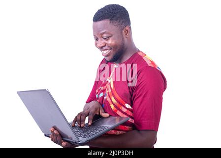 bell'uomo adulto serio che usa un computer portatile sorridendo. Foto Stock