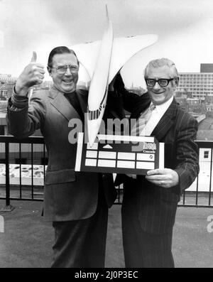 Vincitori del concorso Evening Chronicle per vincere un volo su Concorde nell'agosto 1984. Frank Emmerson (a sinistra) del bar Kenton e Bill Telford di Gateshead. 1st giugno 1984 Foto Stock