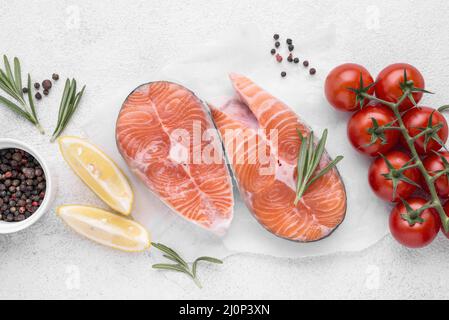 Fette di pomodori rossi crudi al salmone. Alta qualità e risoluzione bellissimo concetto di foto Foto Stock