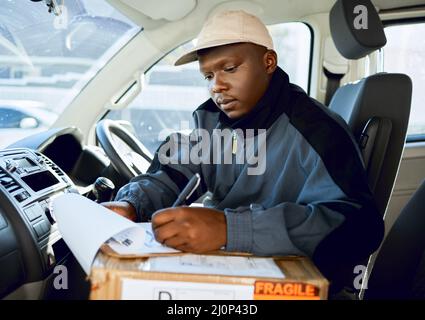 Iniziamo la giornata. Scatto del giovane uomo che consegna un pacchetto mentre si siede in un veicolo. Foto Stock