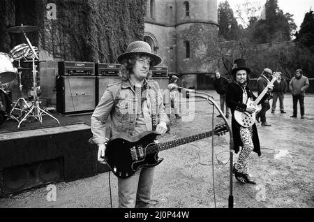 Slade (Dave Hill e Noddy Holder) filma un nuovo video al castello di Eastnor, vicino a Ledbury. 26th gennaio 1984. Foto Stock