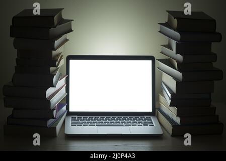 Libri scuri impilati su laptop. Alta qualità e risoluzione bellissimo concetto di foto Foto Stock