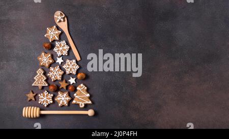 Vista dall'alto albero di natale forma fatta pan di zenzero biscotti utensili da cucina con spazio copia. Alta qualità e risoluzione bella p Foto Stock