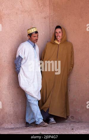 2 uomini locali in abiti tradizionali in un mercato tradizionale in alto atlas villaggio di montagna in marocco Foto Stock